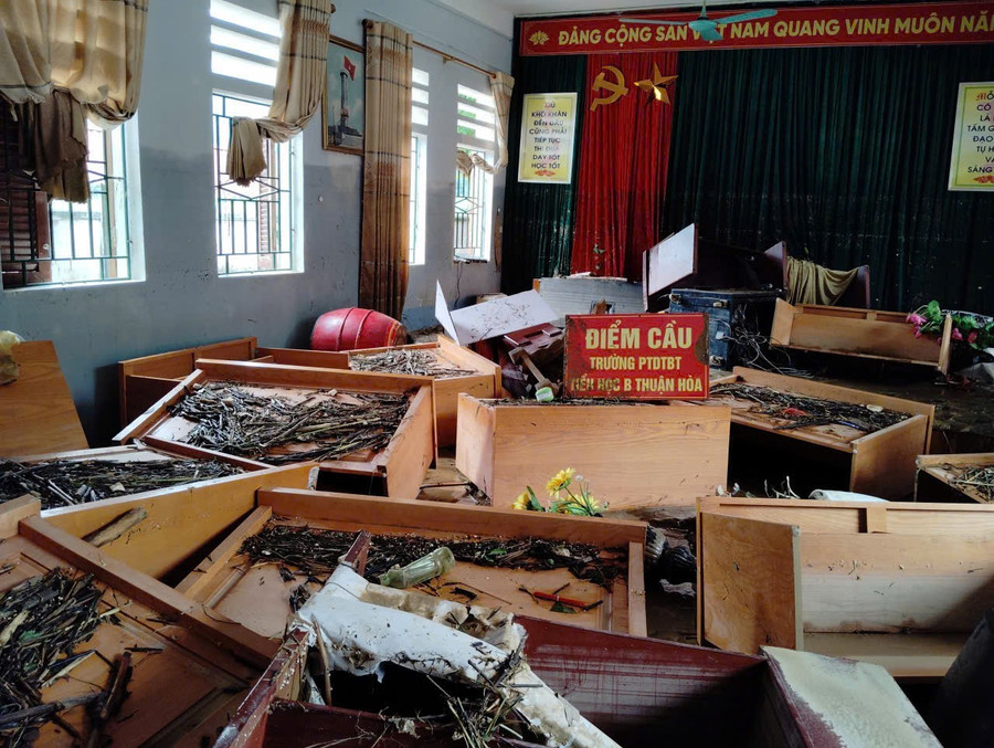 Ngôi trường ngổn ngang sau trận lũ. 3.jpg