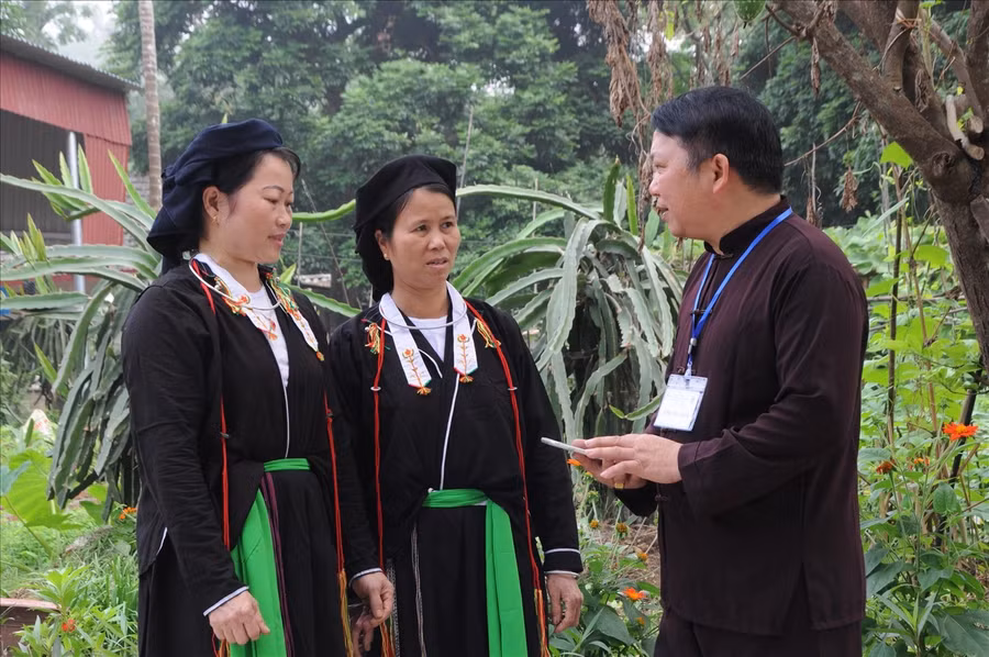 Tuyên truyền, phổ biến tới đồng bào DTTS về chủ trương của Đảng, chính sách pháp luật của Nhà nước, để cùng nhau phát triển kinh tế và giữ gìn bản sắc văn hóa truyền thống. Ảnh: Chu Kiều