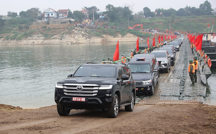 Cầu phao sông Lô được vận hành trong thời gian sửa chữa và xây mới cầu sông Lô.
