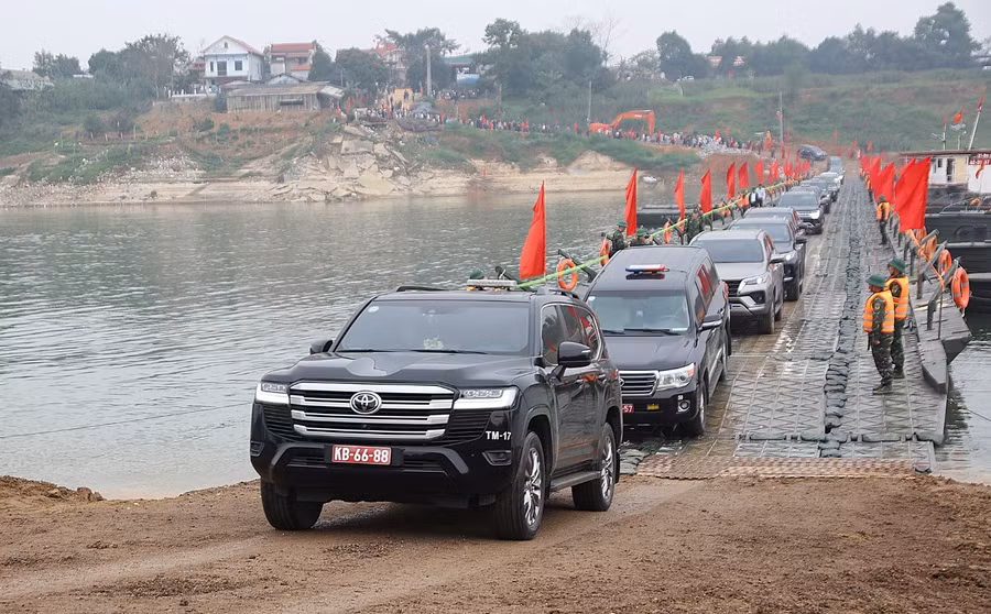 Sáng 16/2/2026, cầu phao qua sông Lô chính thức thông xe.