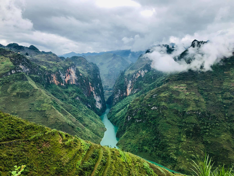 Cảnh đẹp sông Nho Quế (Hà Giang) nhìn từ đèo Mã Pì Lèng.