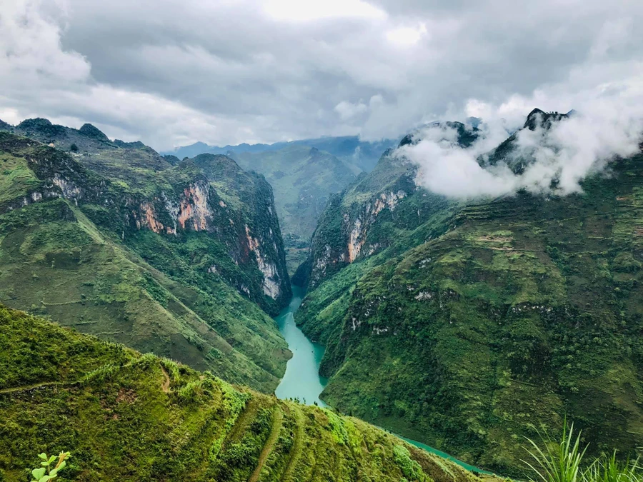 Cảnh đẹp sông Nho Quế (Hà Giang) nhìn từ đèo Mã Pì Lèng.