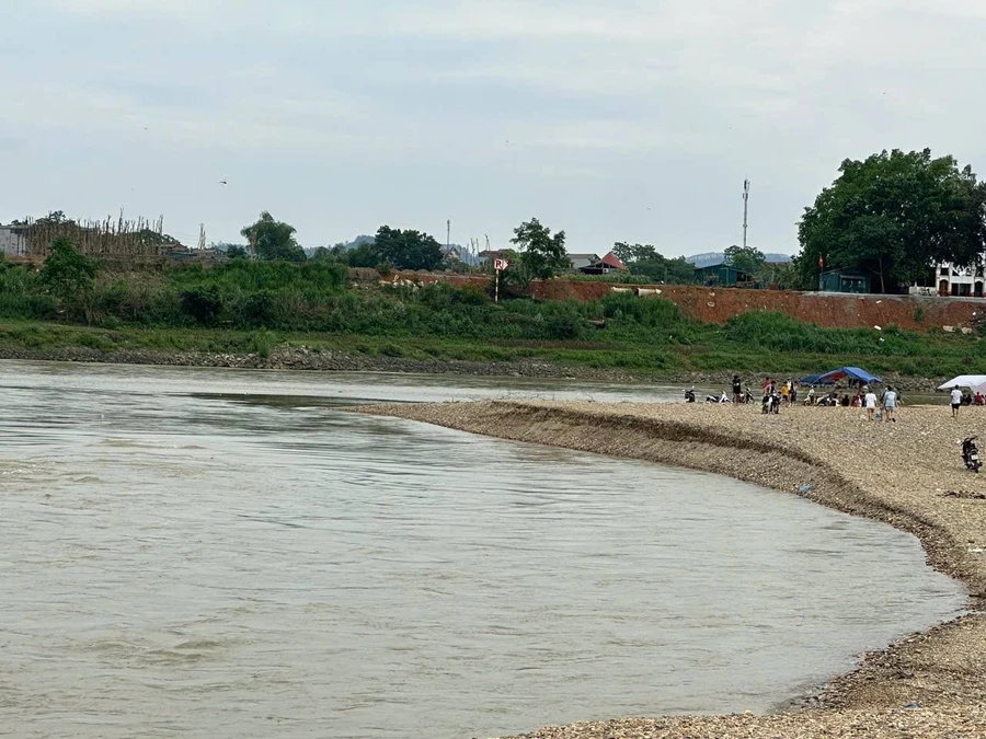 Bãi soi Tình Húc trên sông Lô tiếp giáp giữa phường Nông Tiến và Hưng Thành, TP Tuyên Quang đã trở thành bãi tắm tự phát của người dân.