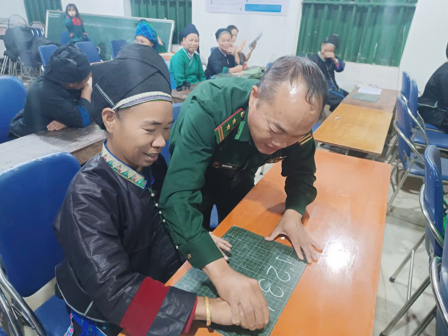 Trung tá Hàn Seo Chúng tích cực tham gia hỗ trợ các lớp xóa mù chữ cho bà con.