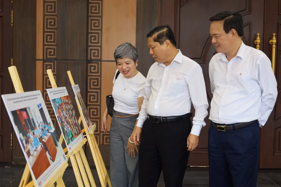 Thứ trưởng Lê Tấn Dũng; Giám đốc Sở GD&ĐT Phú Thọ Trịnh Thế Truyền và Phó Tổng Biên tập Báo GD&TĐ Dương Thị Thanh Hương tham quan triển lãm ảnh.