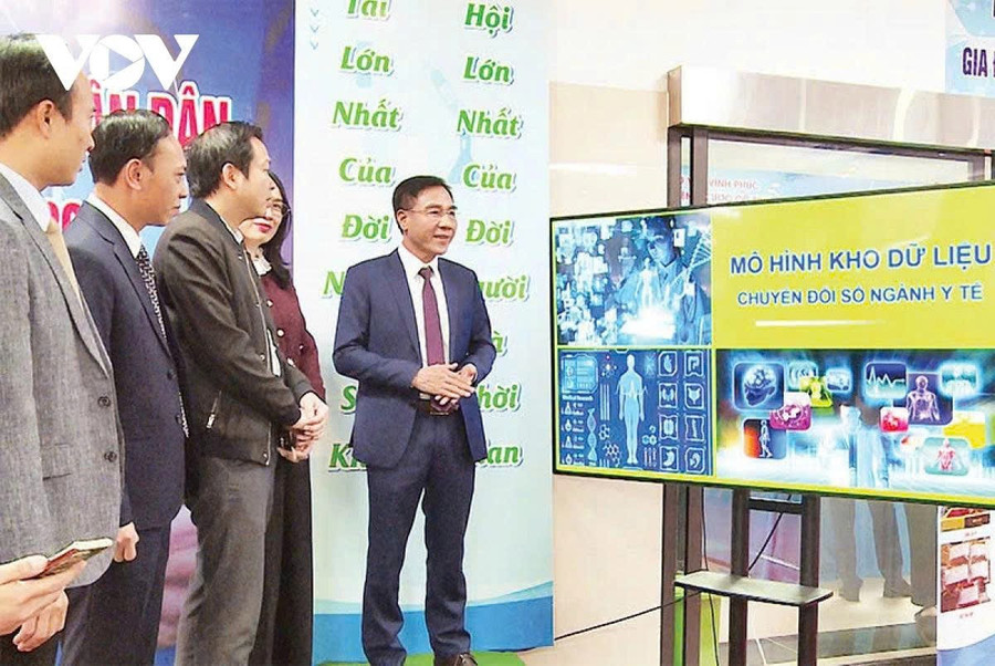Lãnh đạo Sở Y tế Phú Thọ kiểm tra việc thực hiện hồ sơ bệnh án điện tử tại các bệnh viện, TTYT trên địa bàn sau hợp nhất. yt01.jpg