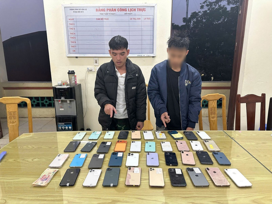 Hà Văn Tuấn (bên trái) và Hà Hiếu H. bị bắt giữ cùng tang vật vụ án.