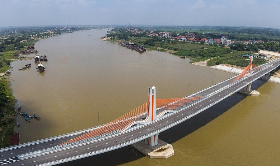 Sau khi cầu Vĩnh Phú thông xe lưu lượng giao thông qua bến phà Then giảm mạnh.