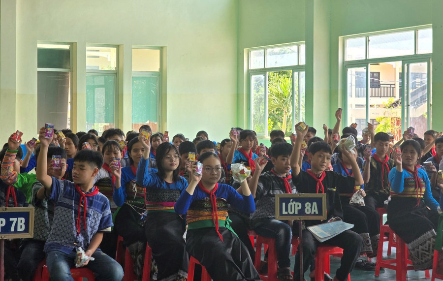 Học sinh Trường PTDTNT THCS Quan Hóa. Ảnh: PTDTNT THCS Quan Hóa th-mh4.jpg
