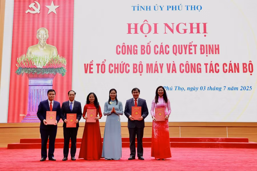 Công bố quyết định Hiệu trưởng, Phó Hiệu trưởng Trường Chính trị tỉnh Phú Thọ.