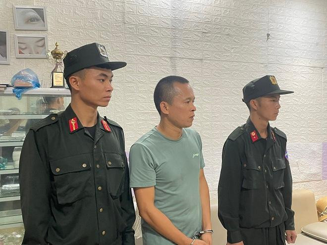 Lực lượng chức năng bắt giữ Đoàn Văn Thắng. (Ảnh: Công an Hà Giang)