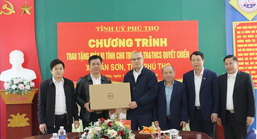 Bí thư Tỉnh ủy Phú Thọ (thứ 4 từ phải qua) tặng máy tính cho Trường TH&THCS Quyết Chiến.