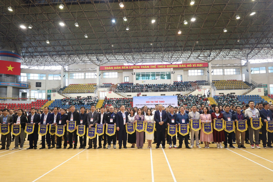 Ban tổ chức trao cờ lưu niệm cho các đơn vị tham gia hội thi.