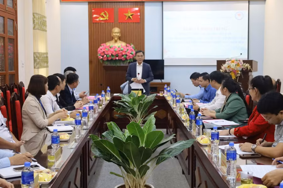 Đoàn công tác của Sở Y tế Phú Thọ do TS.BS. Lê Hồng Trung, Giám đốc Sở làm trưởng đoàn làm việc với Trung tâm Y tế khu vực Kim Bôi.