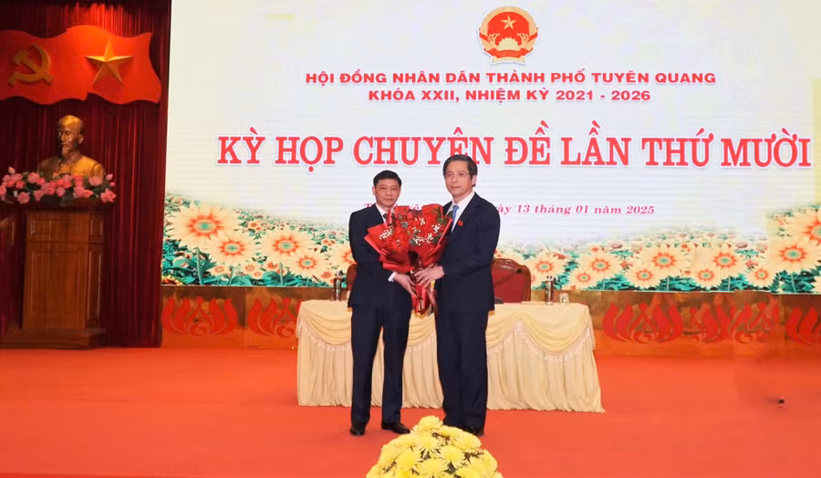 Ông Phạm Quốc Chương (trái) được bầu giữ chức Chủ tịch UBND TP Tuyên Quang.