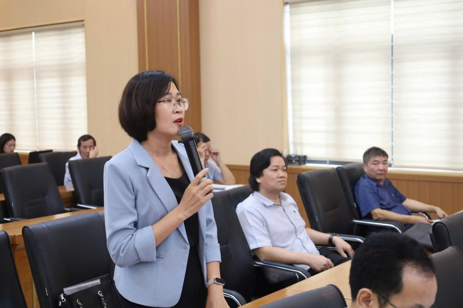 Đại biểu đến từ Trường Đại học Đà Nẵng phát biểu tại hội thảo. ht0003.jpg