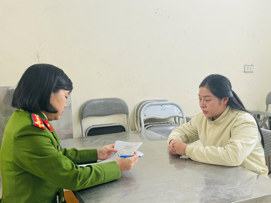 Đỗ Thị Lan Anh tại cơ quan công an.