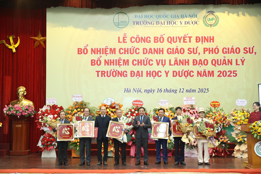 Phó Chủ tịch UBND tỉnh Nguyễn Huy Ngọc (đứng thứ 3 từ phải sang) nhận Quyết định bổ nhiệm chức danh Giáo sư của Trường Đại học Y Dược.