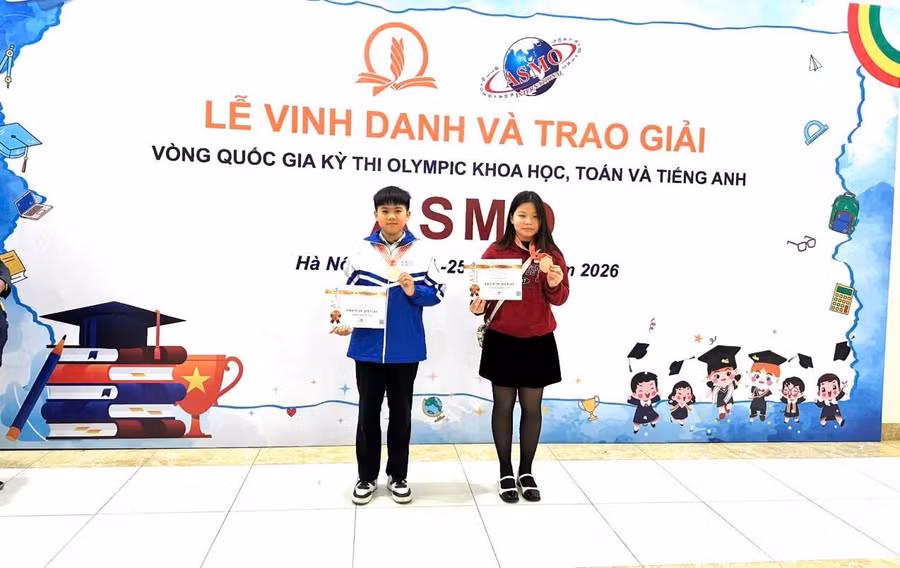 Em Nguyễn Nhật Hoàng và Trần Thị Thanh Tú, lớp 7B - Huy chương Đồng Toán quốc tế ASMO.