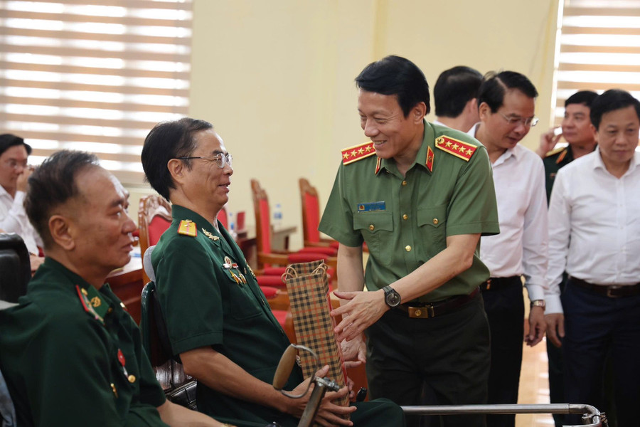 Đại tướng Lương Tam Quang trao quà tặng các thương binh nặng đang được chăm sóc tại Trung tâm. tang-qua.jpg