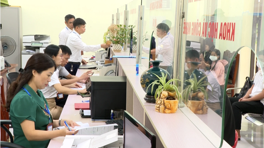 Cán bộ Trung tâm Hành chính công phường Xuân Hòa (Phú Thọ) giải quyết thủ tục hành chính cho người dân. 1-xuan-hoa.png