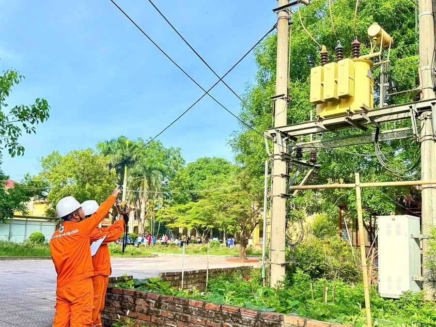 Điện lực Vĩnh Phúc kiểm tra công tác cấp điện tại các điểm thi. dienkiemtra.jpg