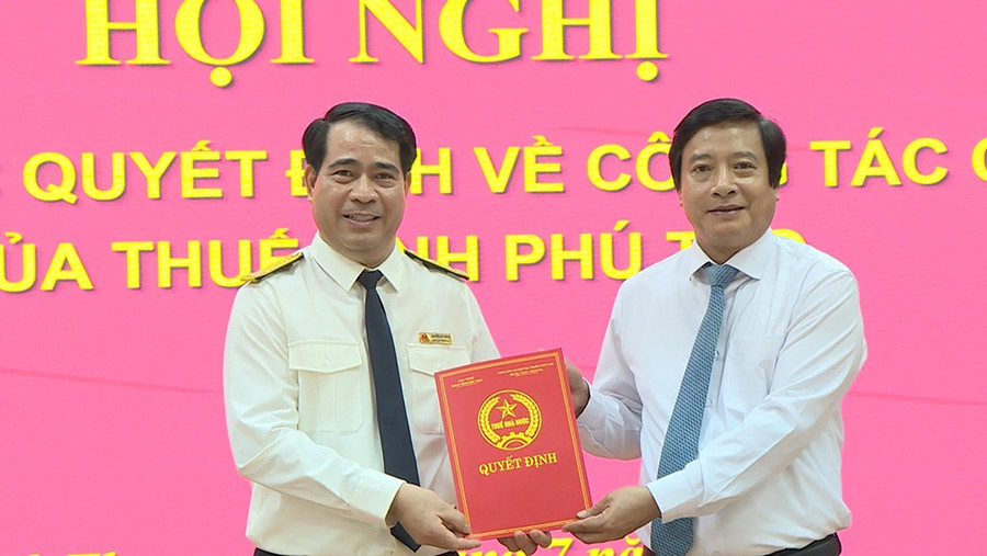 Phó Chủ tịch UBND tỉnh Phú Thọ Nguyễn Mạnh Sơn trao quyết định bổ nhiệm ông Nguyễn Huy Hồng.