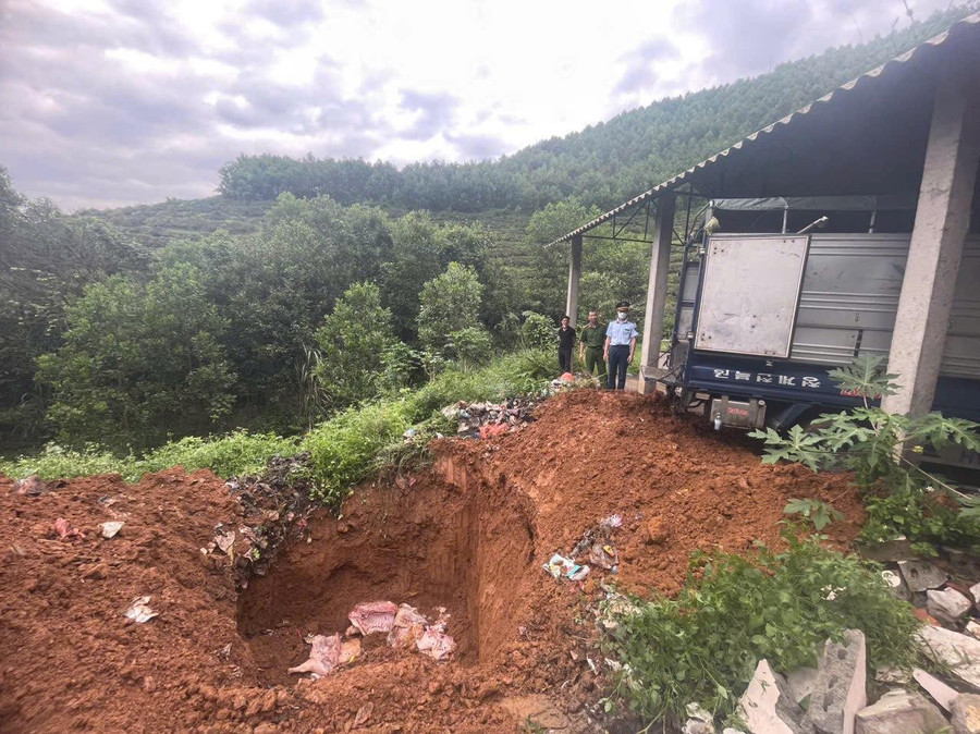 Lực lượng chức năng tiến hành tiêu hủy tang vật vi phạm. Ảnh: Công an Hà Giang