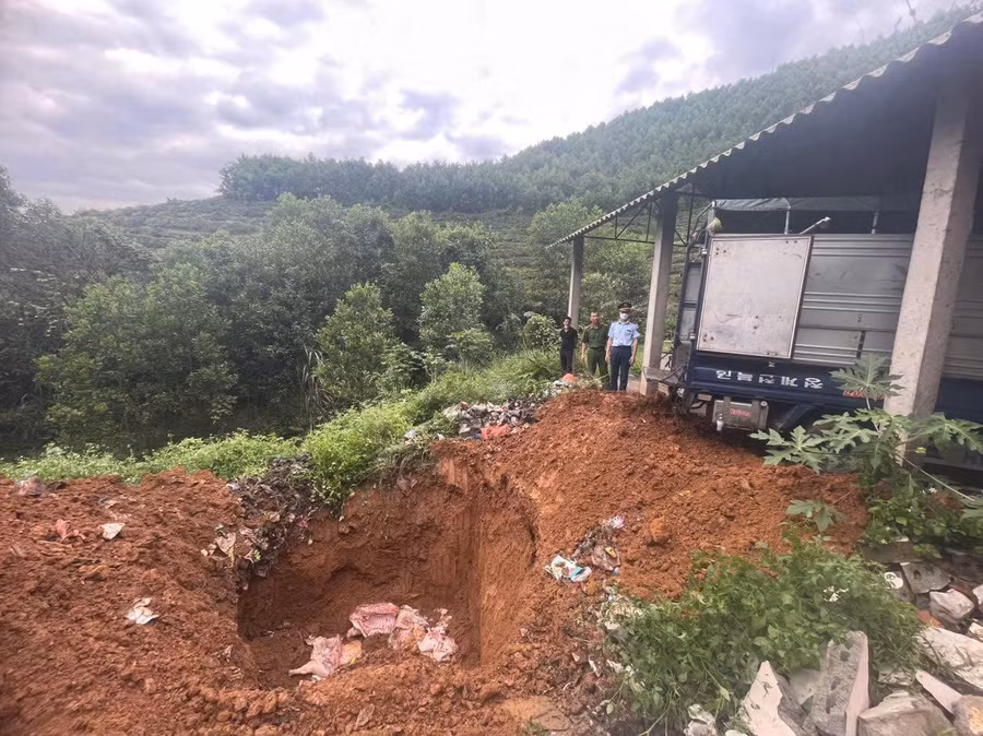 Lực lượng chức năng tiến hành tiêu hủy tang vật vi phạm. Ảnh: Công an Hà Giang