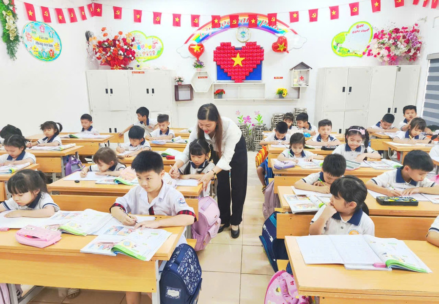 Giờ học của cô giáo Đoàn Út và học sinh Trường Tiểu học Liên Minh (phường Vĩnh Phúc, tỉnh Phú Thọ). tron-li-1.jpg