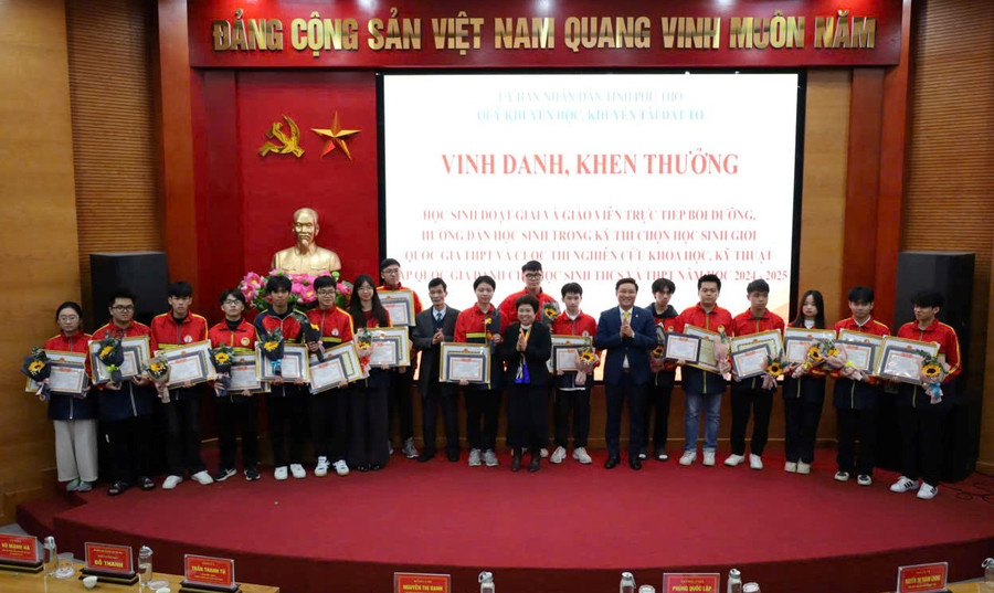 Lãnh đạo Sở GD&ĐT, Hội Khuyến học tỉnh Phú Thọ và nhà tài trợ khen thưởng học sinh.