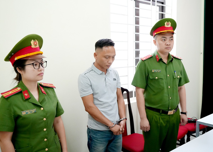 Cơ quan Cảnh sát điều tra thi hành lệnh bắt bị can để tạm giam đối với Nguyễn Văn Vững. Ảnh: Công an tỉnh Hà Giang