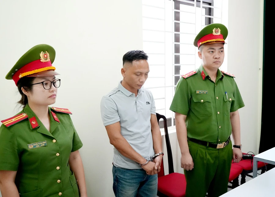 Cơ quan Cảnh sát điều tra thi hành lệnh bắt bị can để tạm giam đối với Nguyễn Văn Vững. Ảnh: Công an tỉnh Hà Giang
