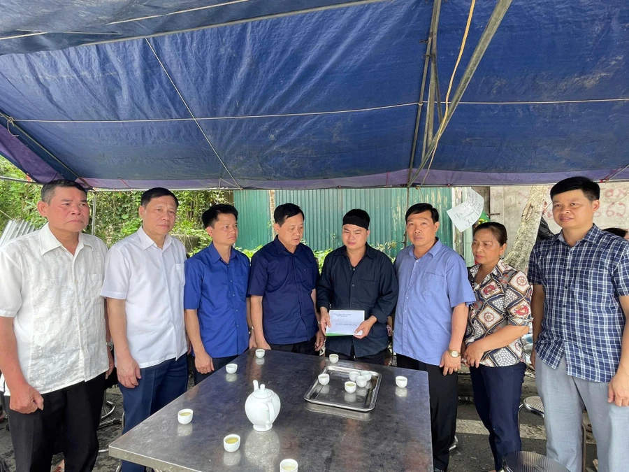 Phó Chủ tịch UBND tỉnh Tuyên Quang Nguyễn Thế Giang thăm hỏi, động viên gia đình nạn nhận tử vong do hỏa hoạn.