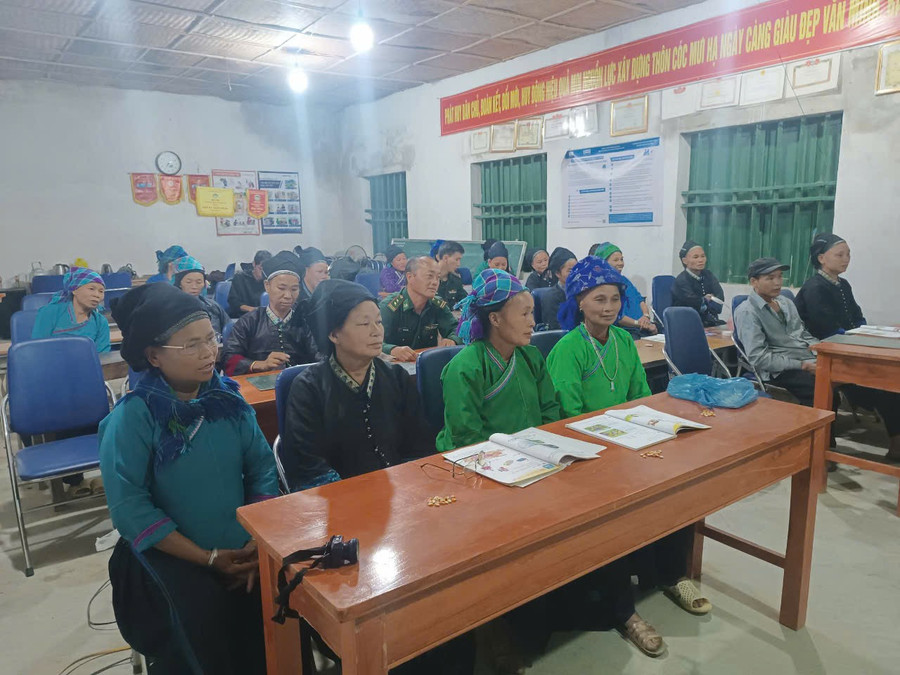 Lớp học xoá mù chữ tại Cóc Mui Hạ, xã Thàng Tín thu hút nhiều học viên tham gia.