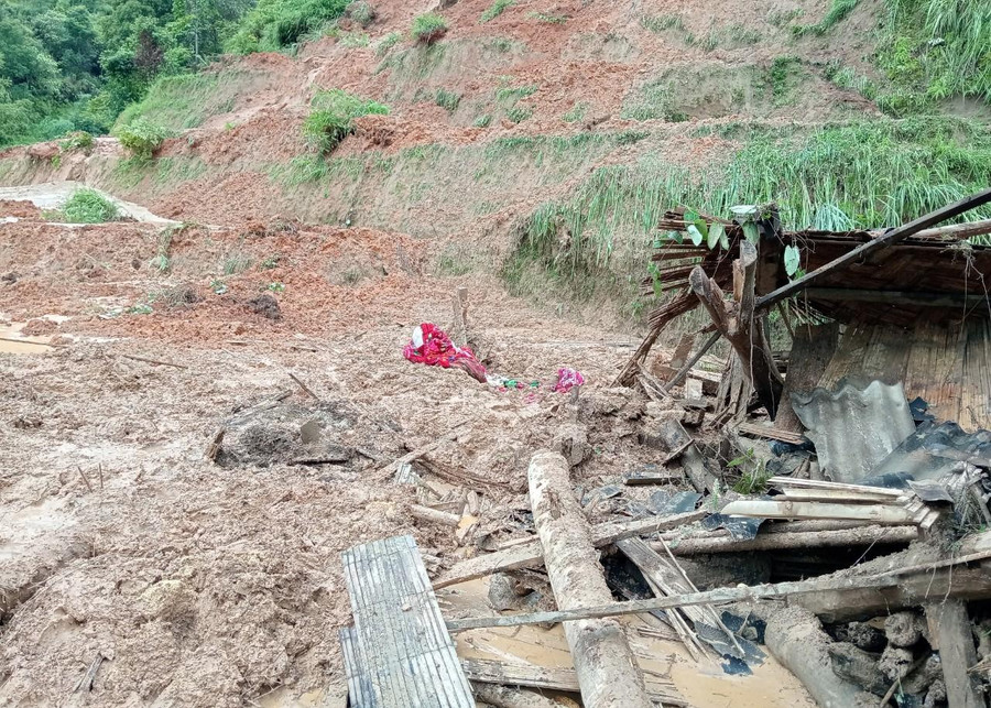 Đất, đá sạt lở gây sập nhà khiến cháu Vàng Văn Đ. tử vong