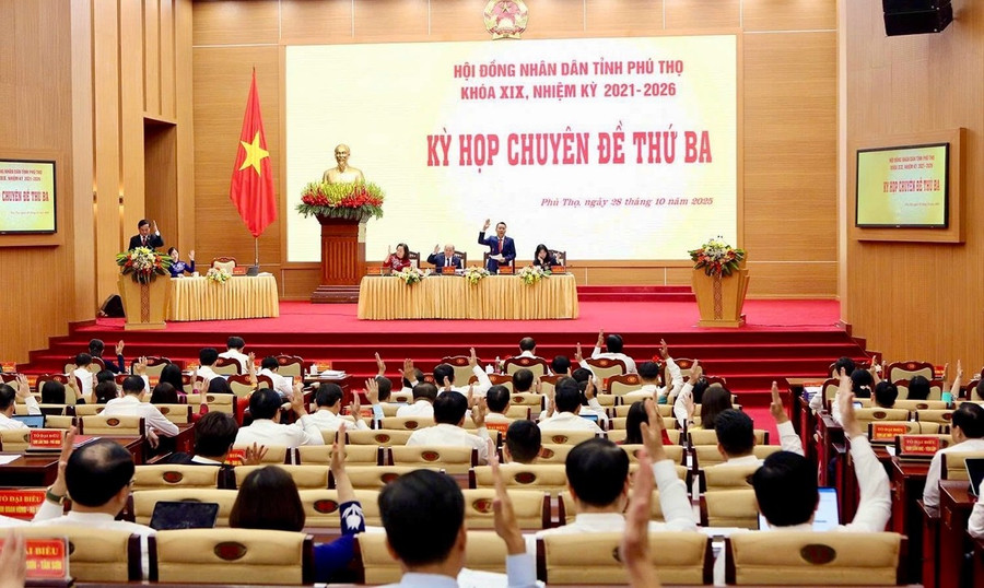 Các đại biểu biểu quyết thông qua các nghị quyết tại Kỳ họp.