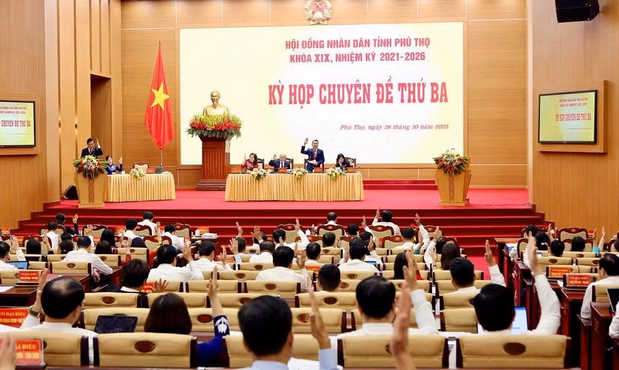 Các đại biểu biểu quyết thông qua các nghị quyết tại Kỳ họp.