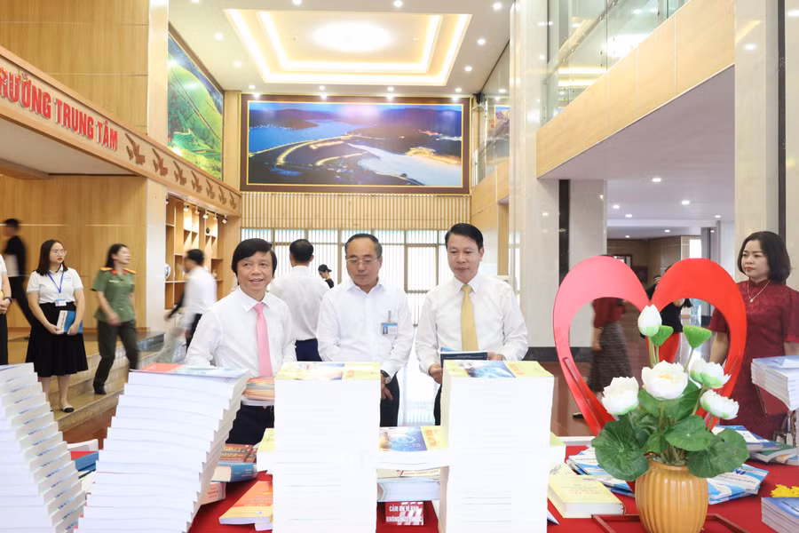 Phó Chủ tịch UBND tỉnh Phú Thọ Nguyễn Khắc Hiếu cùng các đại biểu tham quan khu trưng bày sách.