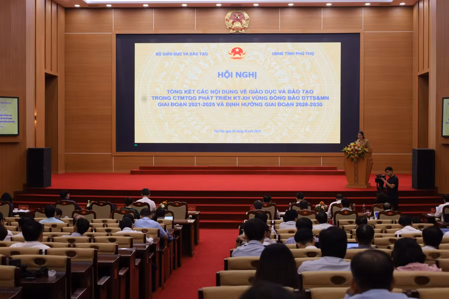 Quang cảnh hội nghị tổng kết các nội dung về GD&ĐT trong CTMTQG về phát triển KT-XH vùng đồng bào DTTS&MN giai đoạn 2021-2025.