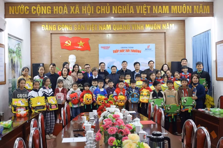 Chương trình "Tiếp sức tới trường" trao 500 suất quà cho học sinh Mầm non, Tiểu học, THCS tại xã Sơn Đông.