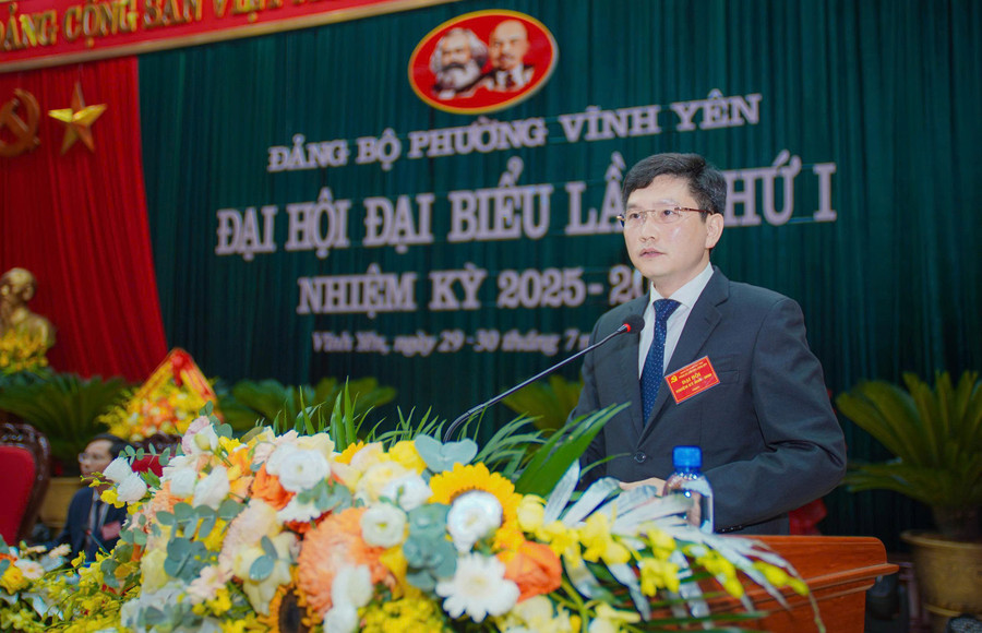 Ông Ngô Chí Tuệ, Bí thư phường Vĩnh Yên phát biểu khai mạc đại hội. bi-thu-vy.jpg