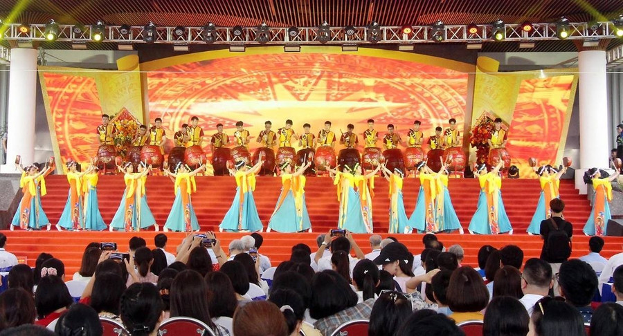 Chương trình văn nghệ tại Lễ khai mạc. vanghe.jpg