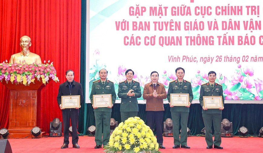 4 tập thể được Bộ Tư lệnh Quân khu 2 tặng Bằng khen.