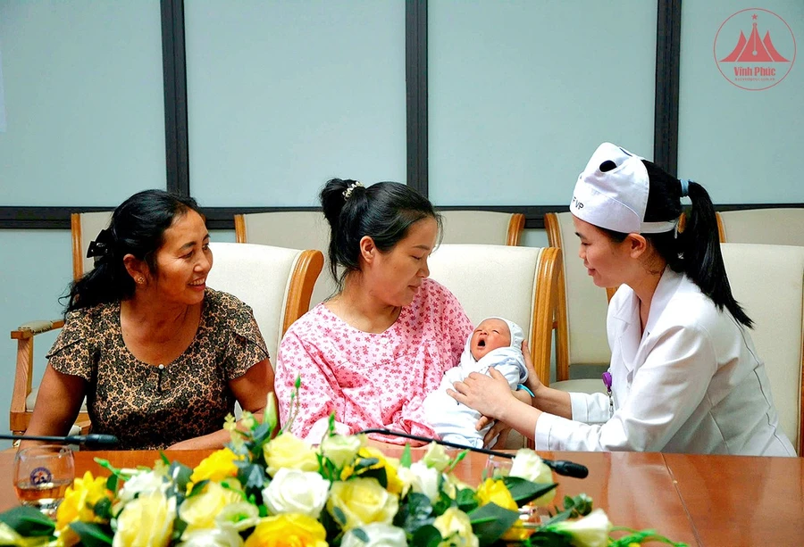 Em bé đầu tiên ra đời bằng phương pháp IVF được thực hiện hoàn toàn tại Trung tâm Hỗ trợ sinh sản, Bệnh viện Sản - Nhi tỉnh Vĩnh Phúc.