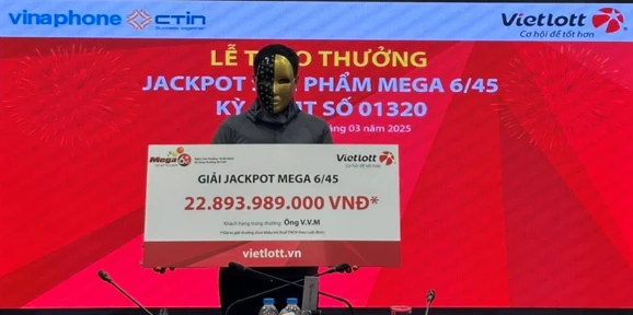 Ông V.V.M nhận giải Jackpot xổ số tự chọn Mega 6/45. Ảnh: Vietlott