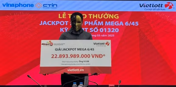 Ông V.V.M nhận giải Jackpot xổ số tự chọn Mega 6/45. Ảnh: Vietlott