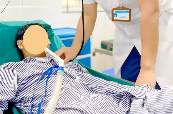 Bác sĩ thăm khám cho bệnh nhân bị con culi cắn. Ảnh: BVĐK tỉnh Hà Giang