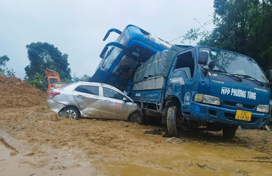 Hà Giang thông báo phân luồng giao thông sau vụ sạt lở đất ở Bắc Quang.