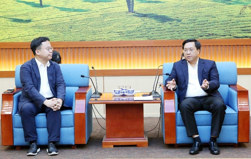 Chủ tịch UBND tỉnh Phú Thọ Trần Duy Đông (bên phải) ủng hộ doanh nghiệp đầu tư vào tỉnh.